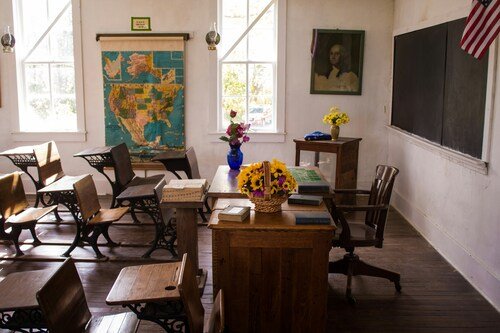 Fostering Learning: The Essential Guide to Selecting the Best Classroom Desks